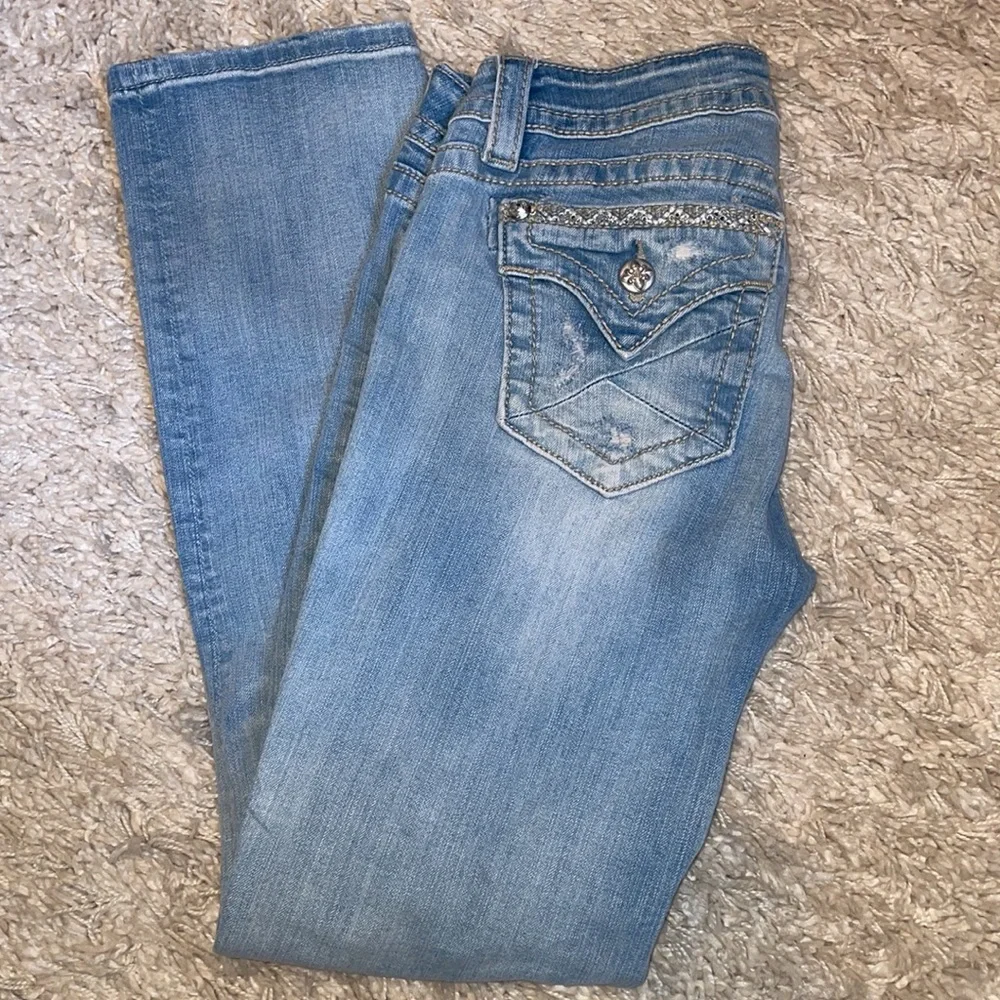 Miss Me Signature Crop Distressed Light Wash Low-Rise Size 29 - Picture 3 of 15
